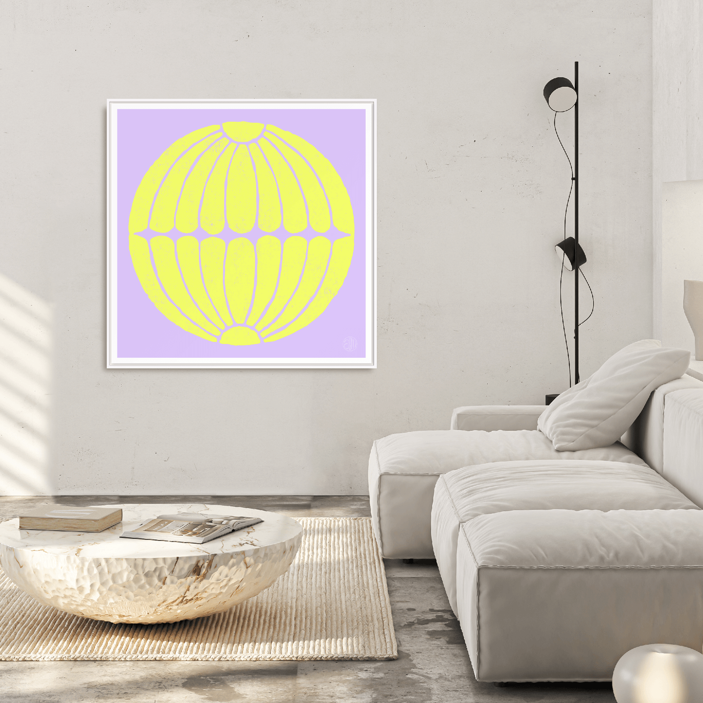 Ein gerahmter Siebdruck von einer Chrysantheme hängt an der Wand von einem Wohnzimmer mit coolem Atelier Flair